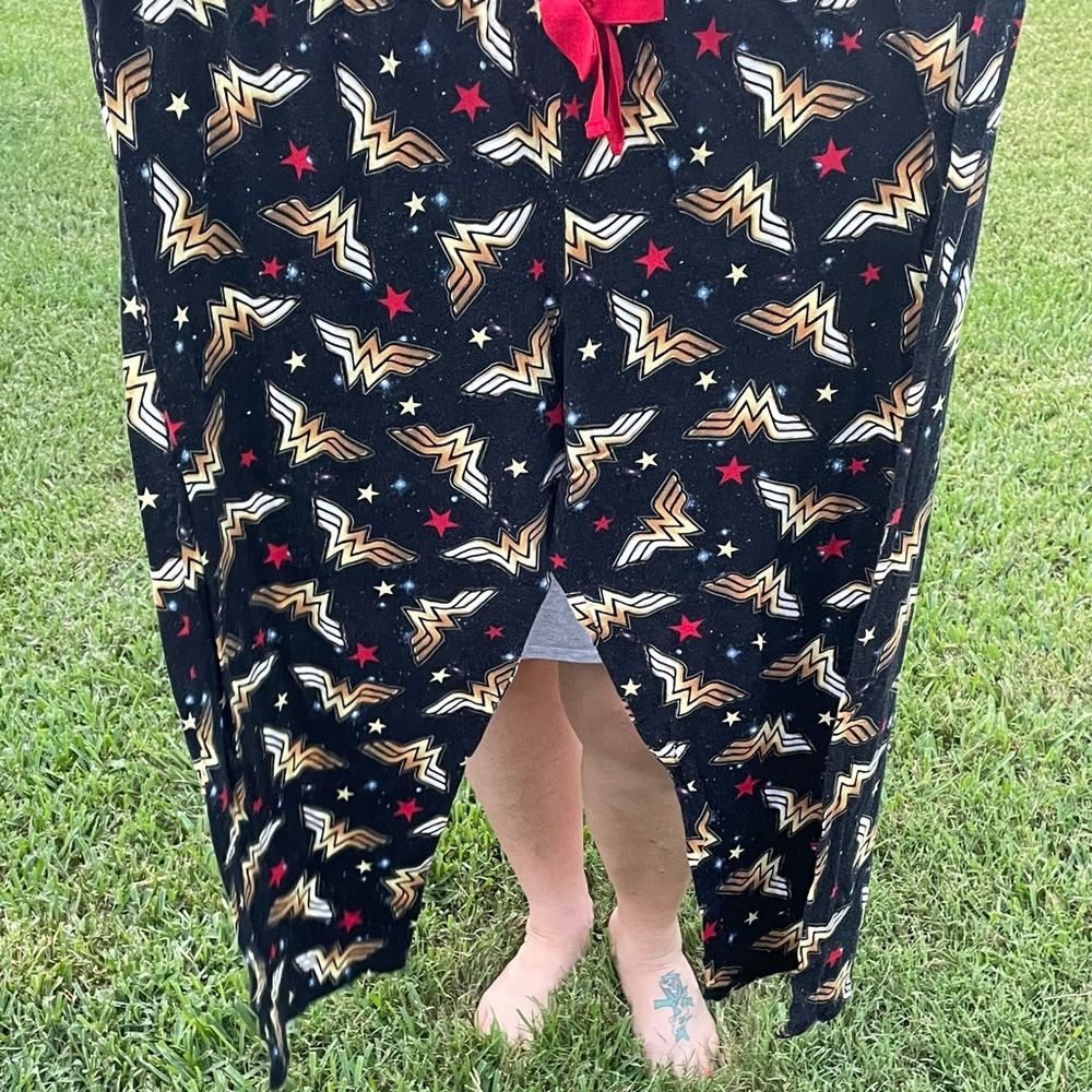 Wonder Woman capri length lounge pants. Women’s plus size 3X